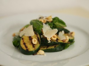 zucchinisalat basilikum haselnüsse