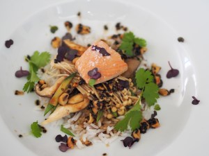 gemüsereis lachs sesamdressing