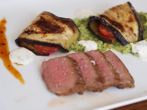 Lamm, Auberginenroulade und zweierlei Dips