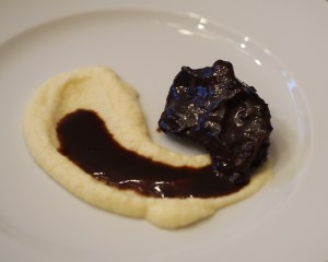 rinderbäckchen, pastinakenpüree